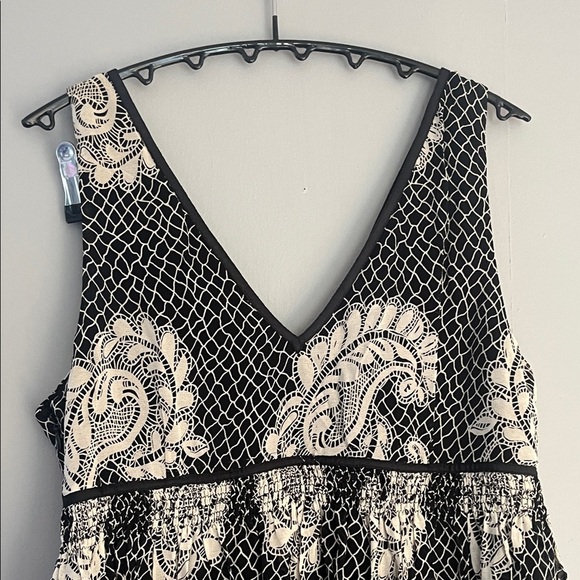 Chic Black and Cream Floral Midi Dress Size 12P - Picture 5 of 7